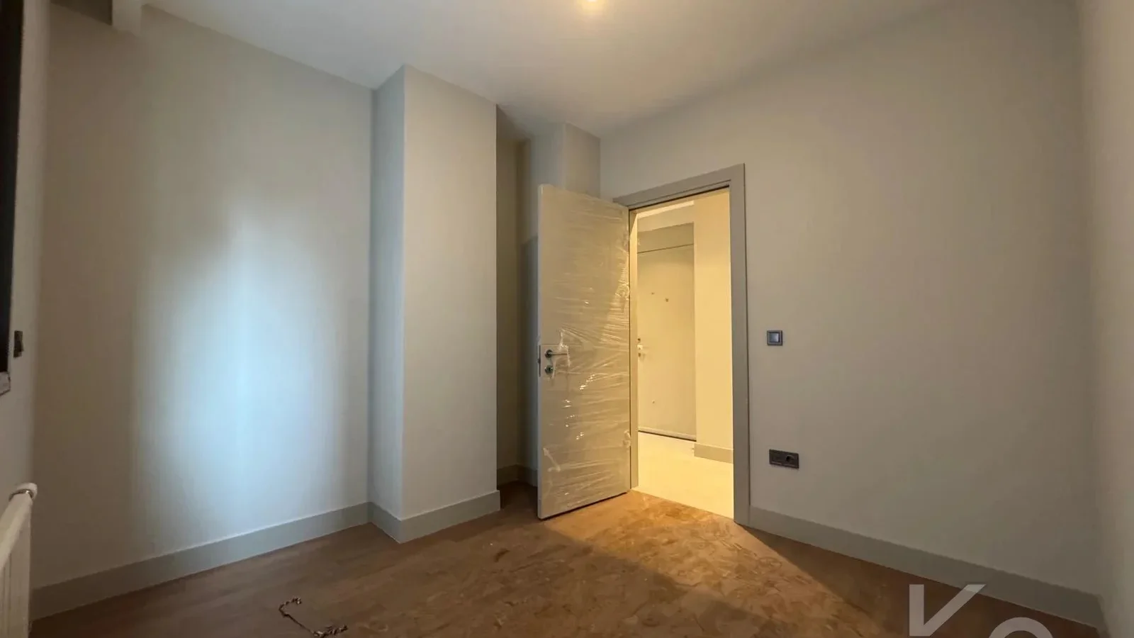 Laci̇vertcadde Tek Yetki̇li̇ Kalamiş Ebeveynli̇ Balkonlu 105m² Net3+1