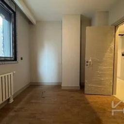 Laci̇vertcadde Tek Yetki̇li̇ Kalamiş Ebeveynli̇ Balkonlu 105m² Net3+1