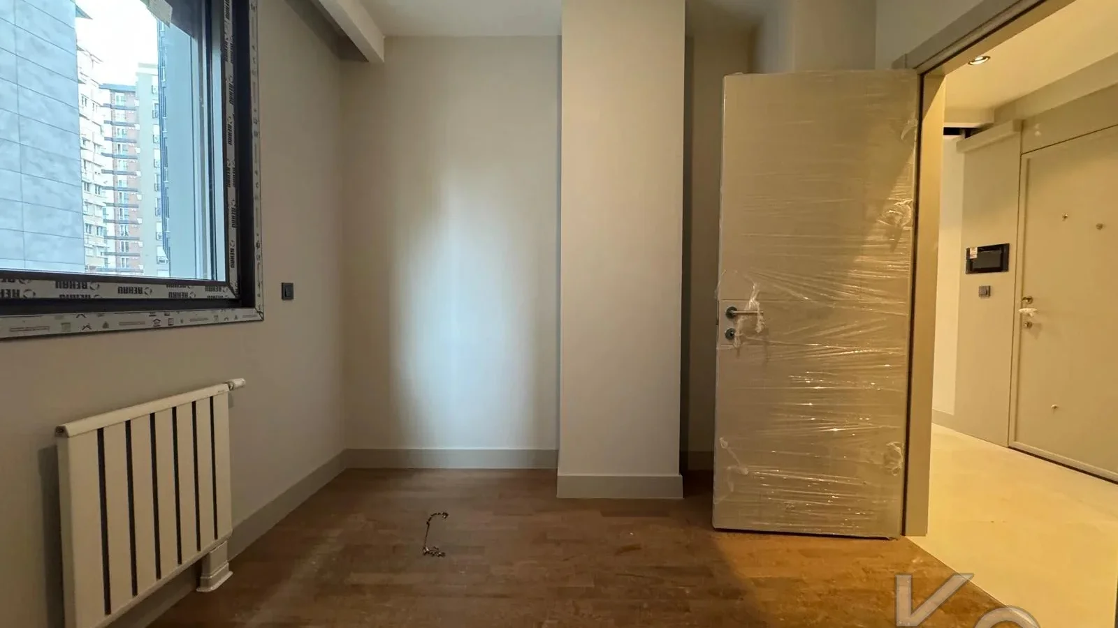 Laci̇vertcadde Tek Yetki̇li̇ Kalamiş Ebeveynli̇ Balkonlu 105m² Net3+1