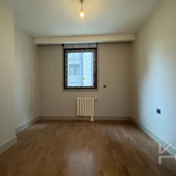 Laci̇vertcadde Tek Yetki̇li̇ Kalamiş Ebeveynli̇ Balkonlu 105m² Net3+1