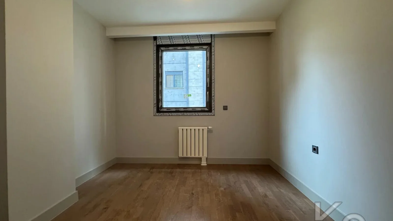 Laci̇vertcadde Tek Yetki̇li̇ Kalamiş Ebeveynli̇ Balkonlu 105m² Net3+1