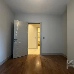 Laci̇vertcadde Tek Yetki̇li̇ Kalamiş Ebeveynli̇ Balkonlu 105m² Net3+1