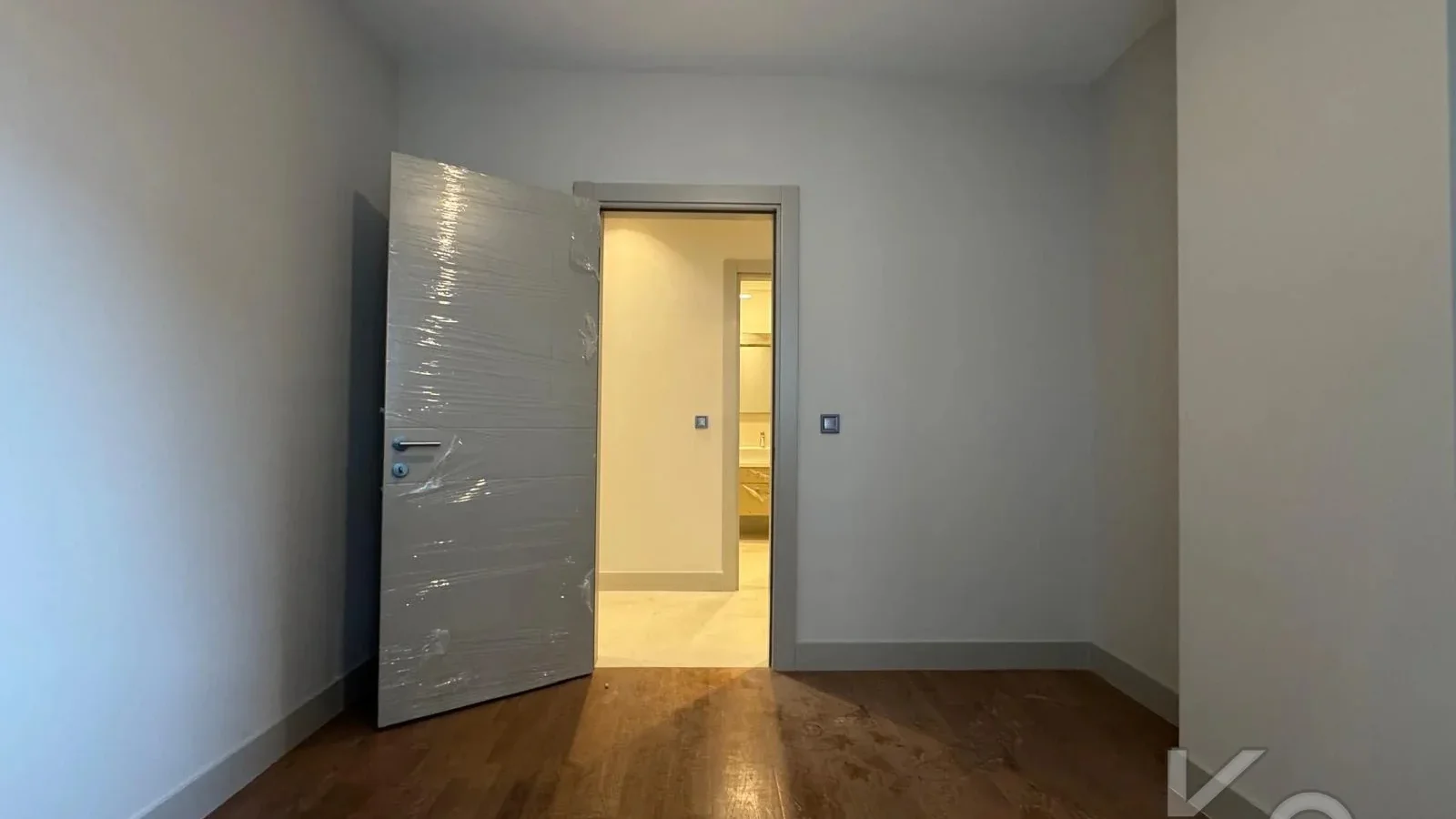 Laci̇vertcadde Tek Yetki̇li̇ Kalamiş Ebeveynli̇ Balkonlu 105m² Net3+1