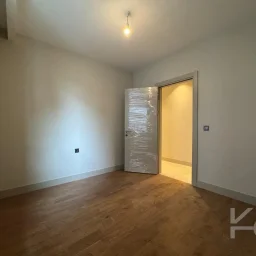 Laci̇vertcadde Tek Yetki̇li̇ Kalamiş Ebeveynli̇ Balkonlu 105m² Net3+1