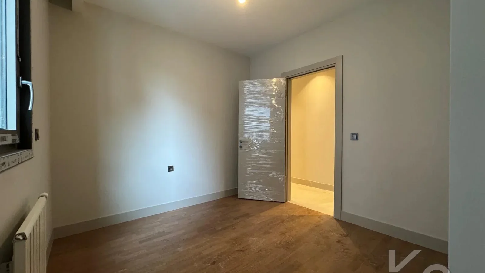 Laci̇vertcadde Tek Yetki̇li̇ Kalamiş Ebeveynli̇ Balkonlu 105m² Net3+1