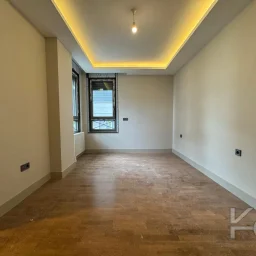 Laci̇vertcadde Tek Yetki̇li̇ Kalamiş Ebeveynli̇ Balkonlu 105m² Net3+1