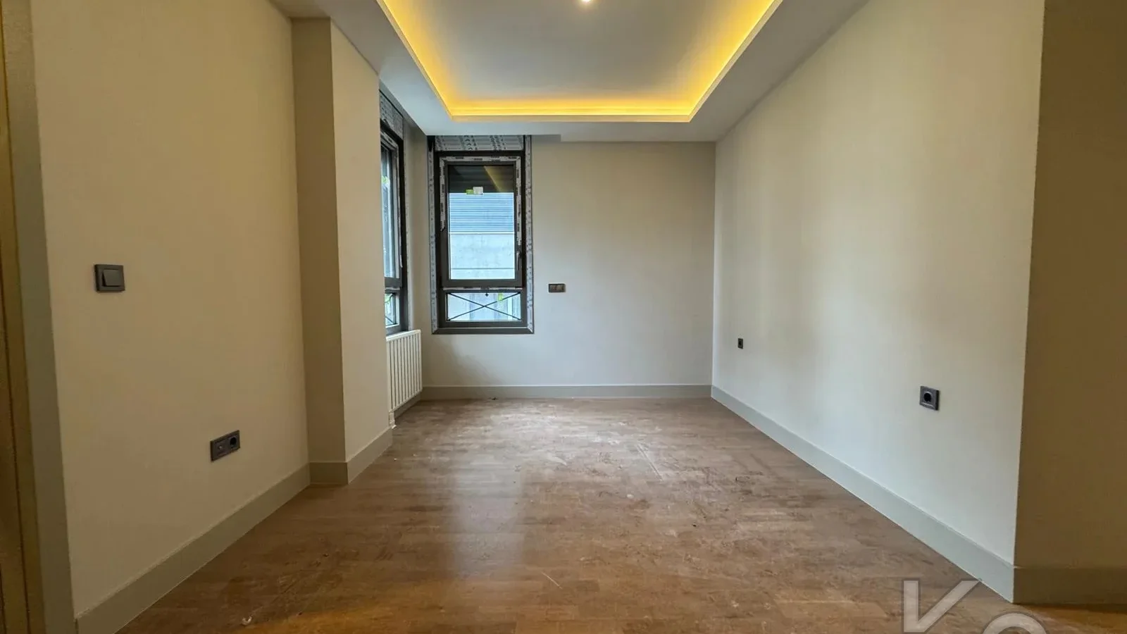 Laci̇vertcadde Tek Yetki̇li̇ Kalamiş Ebeveynli̇ Balkonlu 105m² Net3+1
