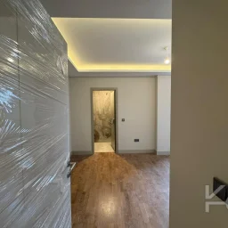Laci̇vertcadde Tek Yetki̇li̇ Kalamiş Ebeveynli̇ Balkonlu 105m² Net3+1