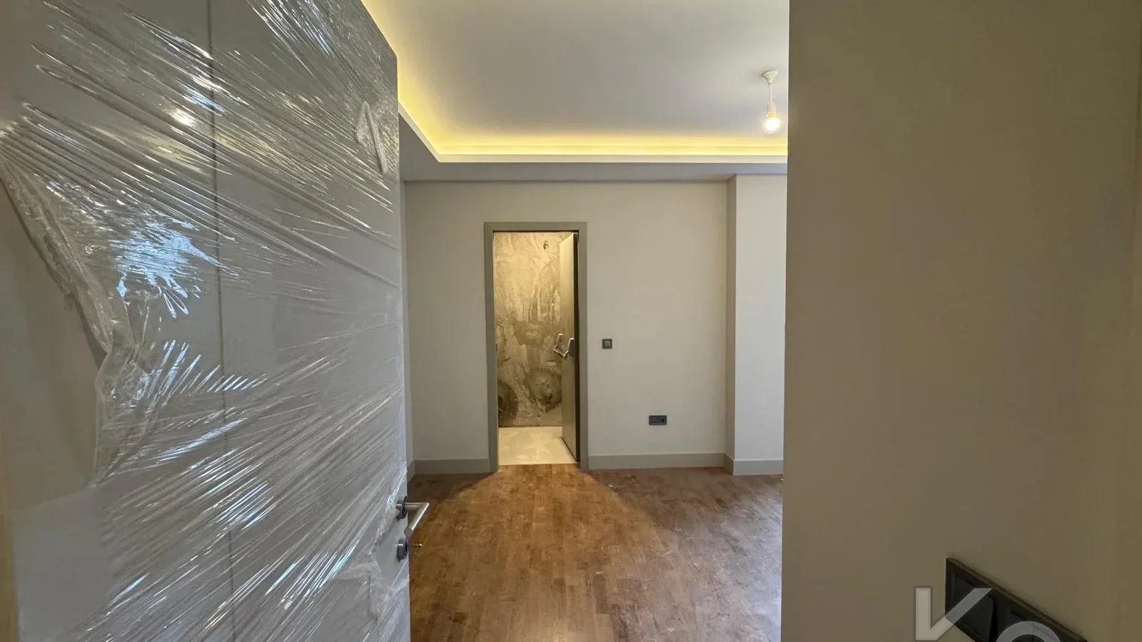 Laci̇vertcadde Tek Yetki̇li̇ Kalamiş Ebeveynli̇ Balkonlu 105m² Net3+1