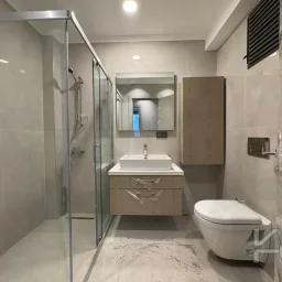 Laci̇vertcadde Tek Yetki̇li̇ Kalamiş Ebeveynli̇ Balkonlu 105m² Net3+1