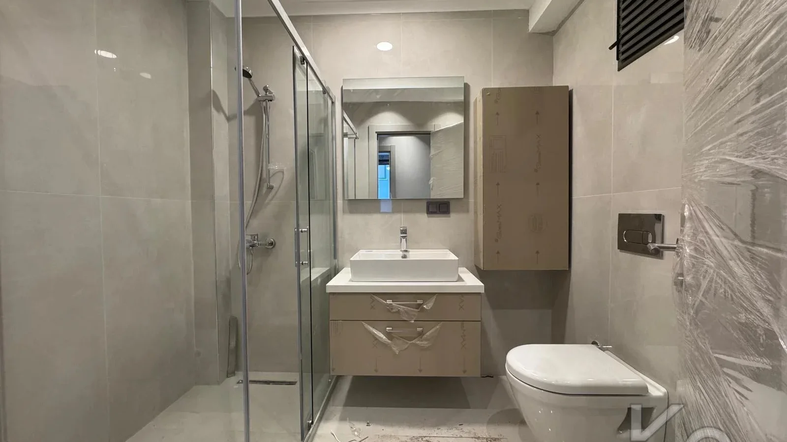Laci̇vertcadde Tek Yetki̇li̇ Kalamiş Ebeveynli̇ Balkonlu 105m² Net3+1