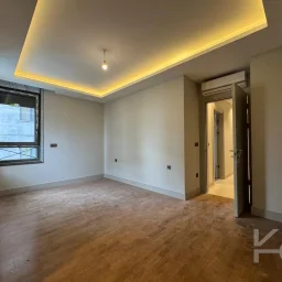 Laci̇vertcadde Tek Yetki̇li̇ Kalamiş Ebeveynli̇ Balkonlu 105m² Net3+1