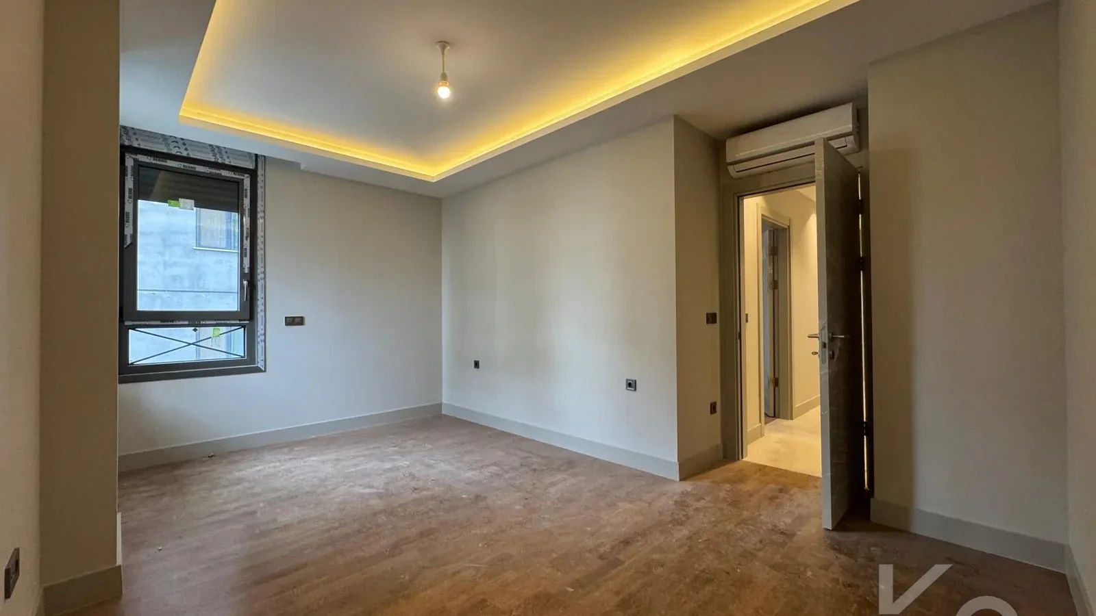 Laci̇vertcadde Tek Yetki̇li̇ Kalamiş Ebeveynli̇ Balkonlu 105m² Net3+1