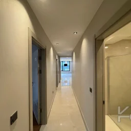 Laci̇vertcadde Tek Yetki̇li̇ Kalamiş Ebeveynli̇ Balkonlu 105m² Net3+1