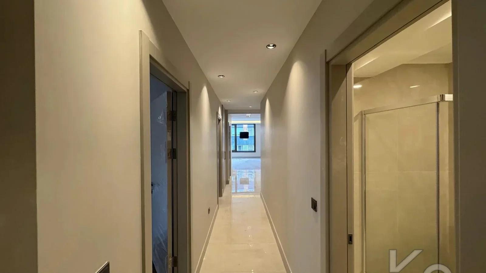 Laci̇vertcadde Tek Yetki̇li̇ Kalamiş Ebeveynli̇ Balkonlu 105m² Net3+1