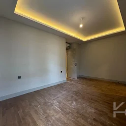 Laci̇vertcadde Tek Yetki̇li̇ Kalamiş Ebeveynli̇ Balkonlu 105m² Net3+1