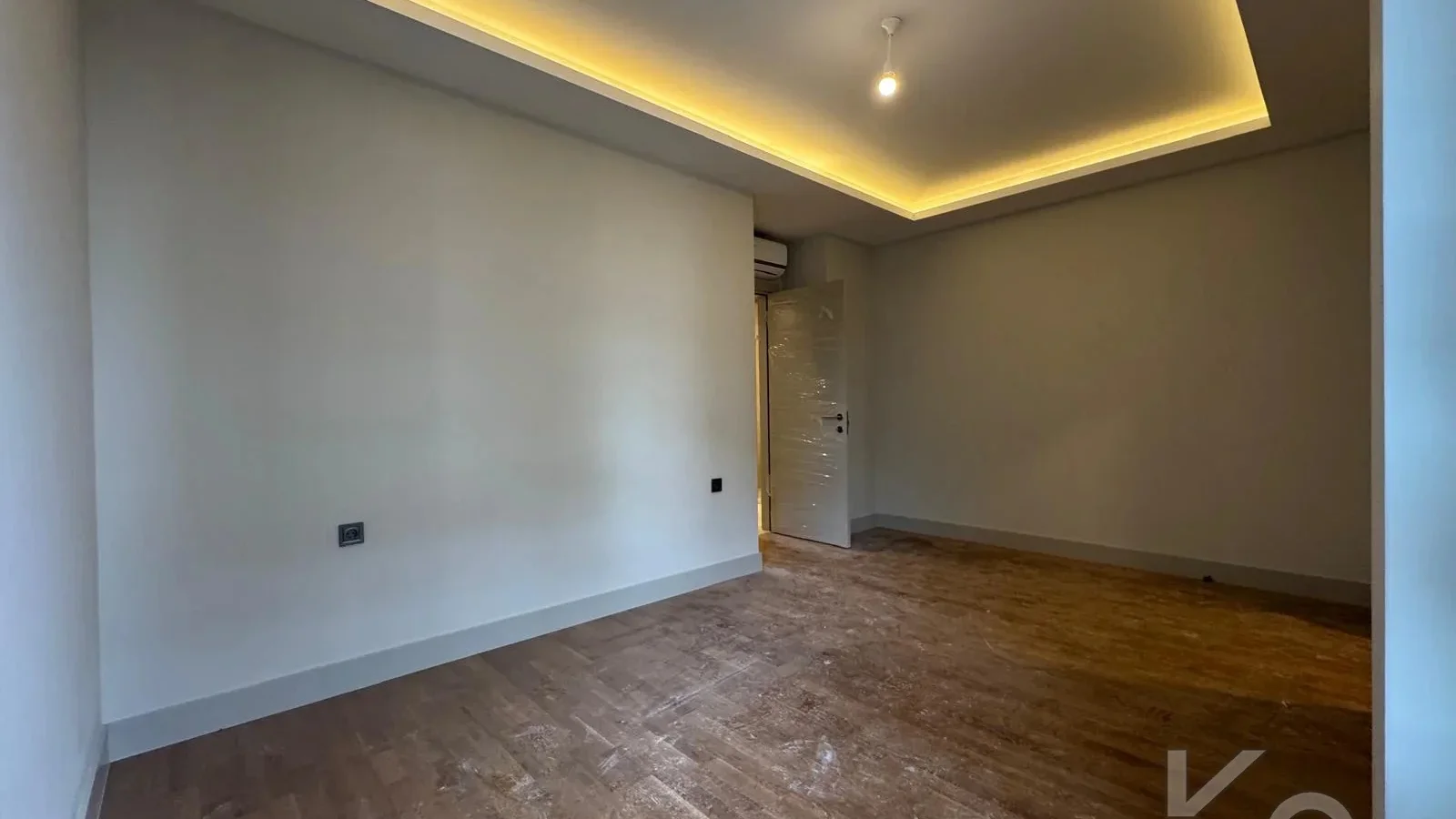 Laci̇vertcadde Tek Yetki̇li̇ Kalamiş Ebeveynli̇ Balkonlu 105m² Net3+1