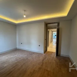 Laci̇vertcadde Tek Yetki̇li̇ Kalamiş Ebeveynli̇ Balkonlu 105m² Net3+1