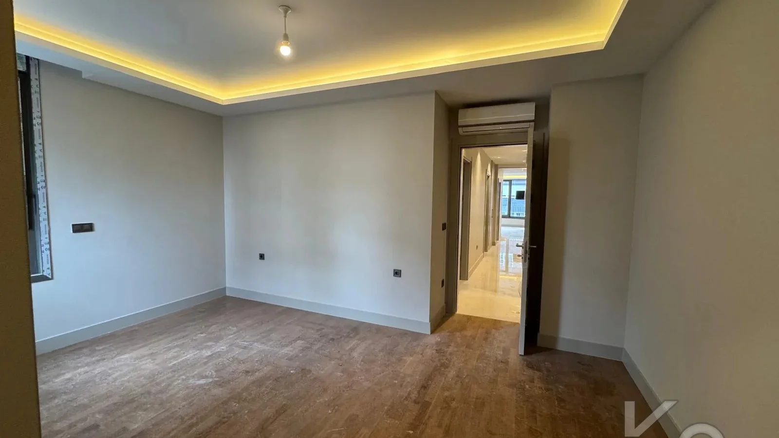 Laci̇vertcadde Tek Yetki̇li̇ Kalamiş Ebeveynli̇ Balkonlu 105m² Net3+1