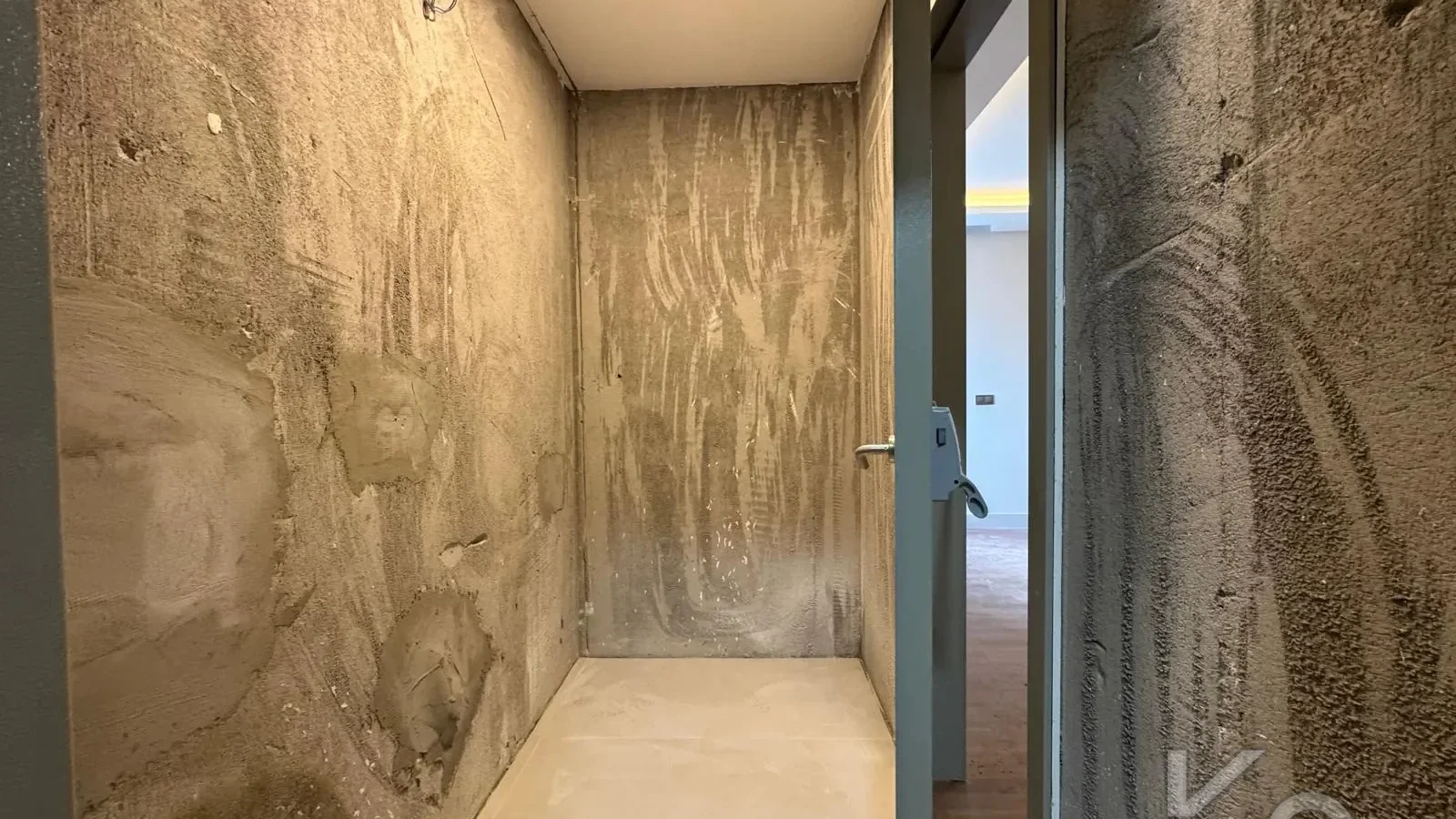Laci̇vertcadde Tek Yetki̇li̇ Kalamiş Ebeveynli̇ Balkonlu 105m² Net3+1