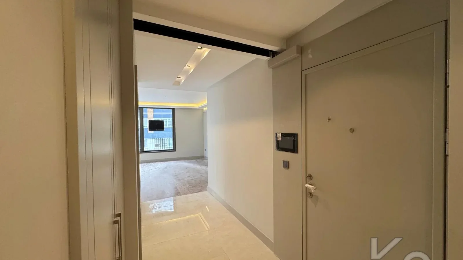 Laci̇vertcadde Tek Yetki̇li̇ Kalamiş Ebeveynli̇ Balkonlu 105m² Net3+1