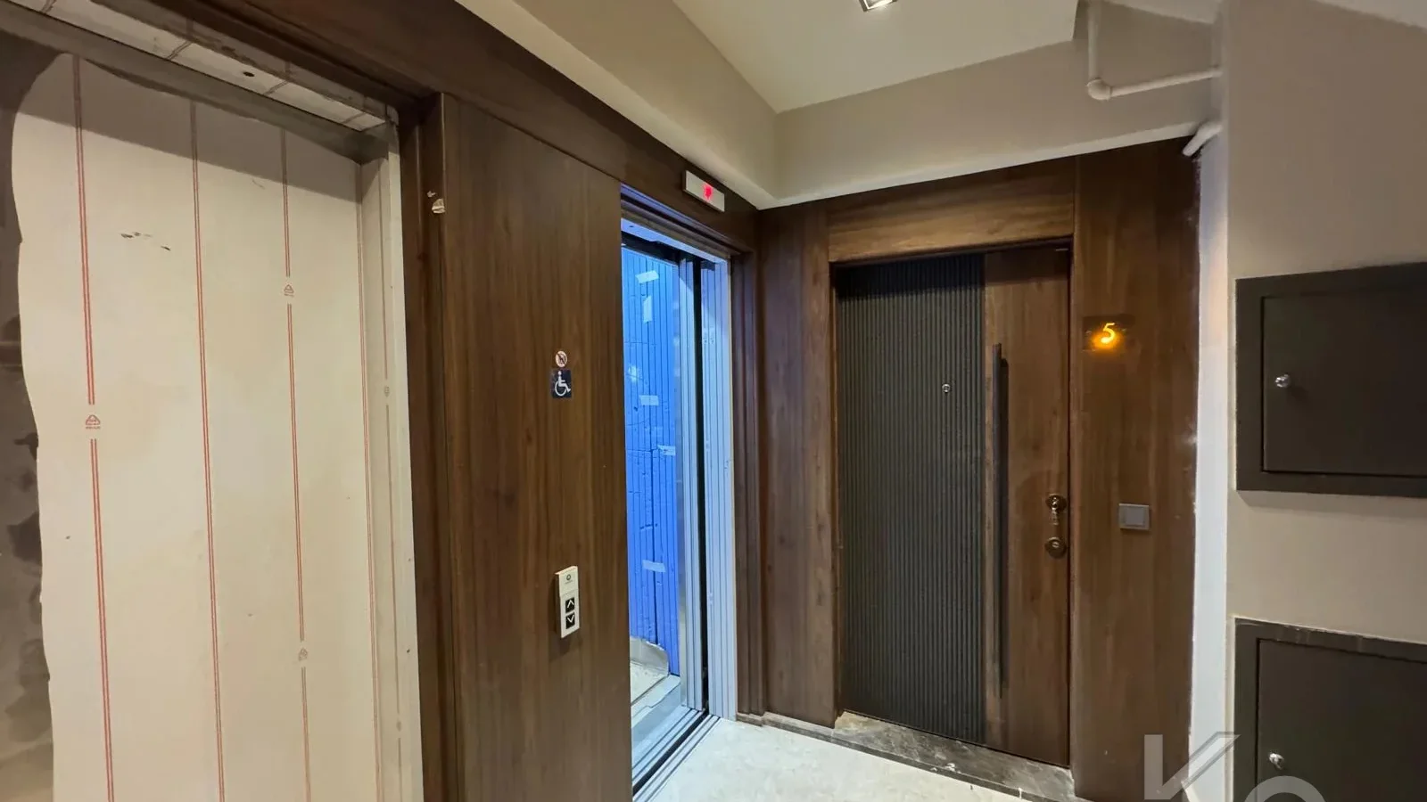Laci̇vertcadde Tek Yetki̇li̇ Kalamiş Ebeveynli̇ Balkonlu 105m² Net3+1