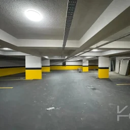 Laci̇vertcadde Tek Yetki̇li̇ Kalamiş Ebeveynli̇ Balkonlu 105m² Net3+1