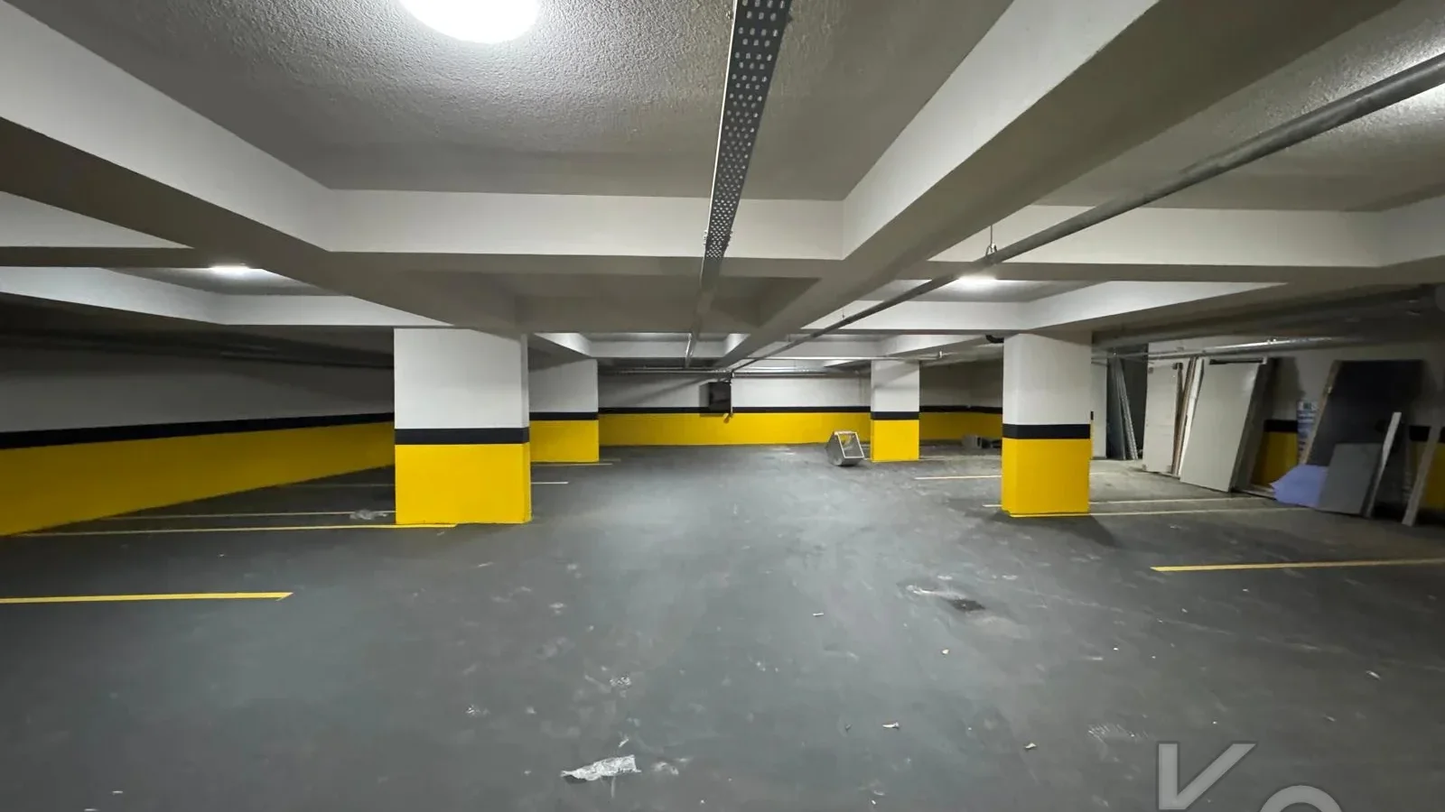 Laci̇vertcadde Tek Yetki̇li̇ Kalamiş Ebeveynli̇ Balkonlu 105m² Net3+1