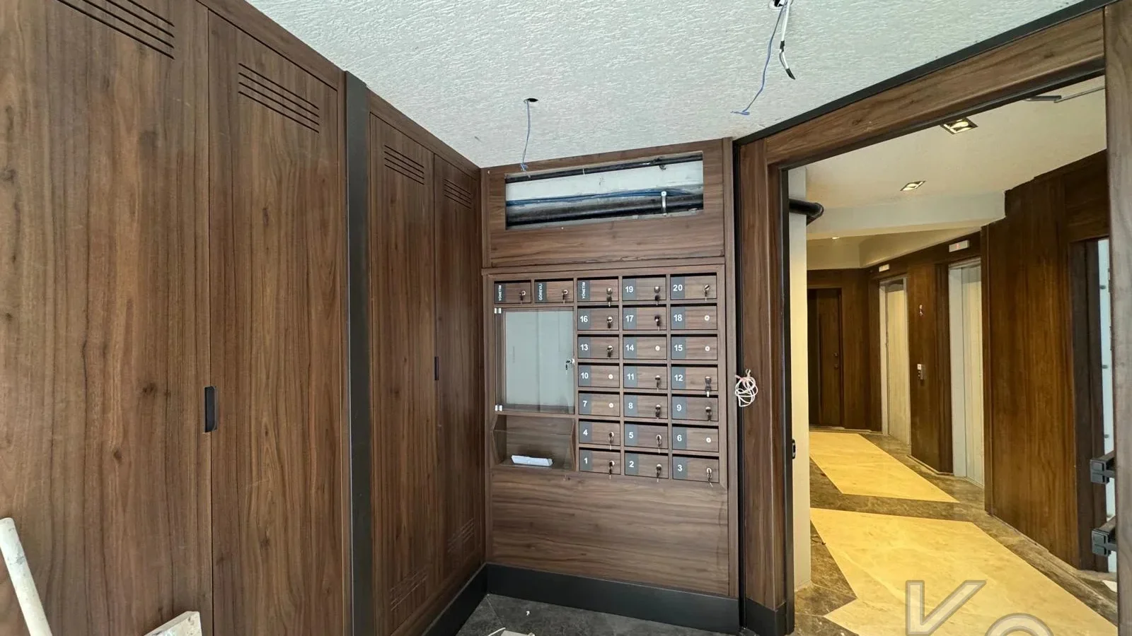 Laci̇vertcadde Tek Yetki̇li̇ Kalamiş Ebeveynli̇ Balkonlu 105m² Net3+1