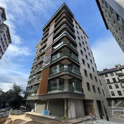 Laci̇vertcadde Tek Yetki̇li̇ Kalamiş Ebeveynli̇ Balkonlu 105m² Net3+1