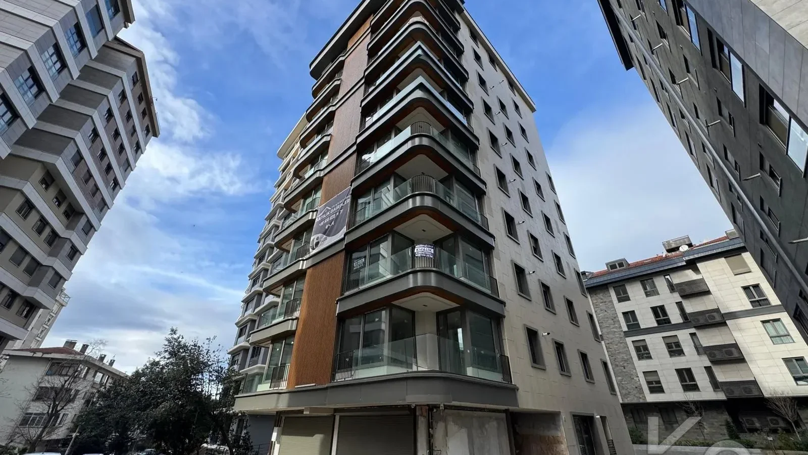 Laci̇vertcadde Tek Yetki̇li̇ Kalamiş Ebeveynli̇ Balkonlu 105m² Net3+1