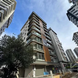 Laci̇vertcadde Tek Yetki̇li̇ Kalamiş Ebeveynli̇ Balkonlu 105m² Net3+1