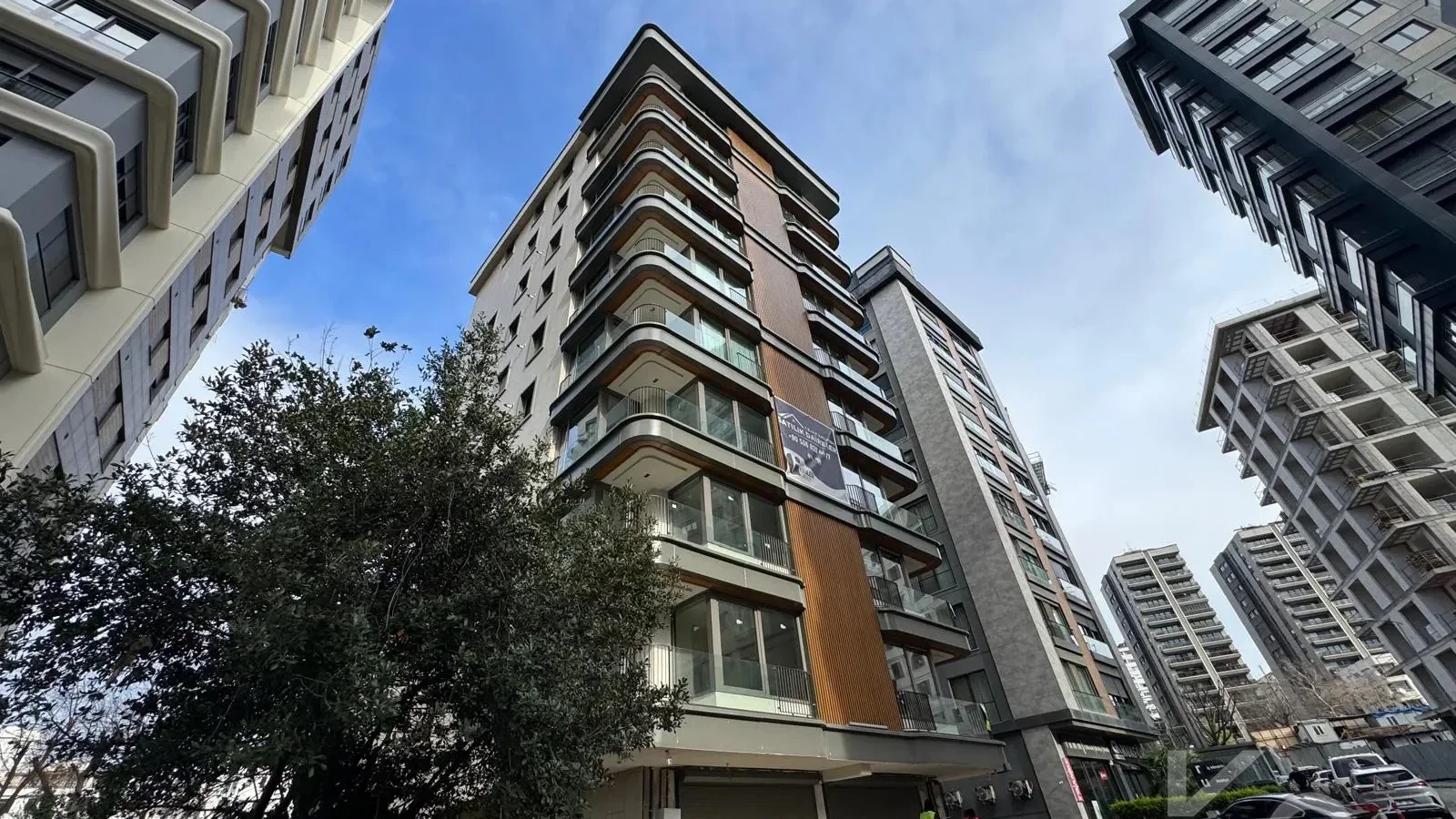 Laci̇vertcadde Tek Yetki̇li̇ Kalamiş Ebeveynli̇ Balkonlu 105m² Net3+1