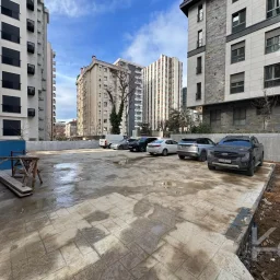 Laci̇vertcadde Tek Yetki̇li̇ Kalamiş Ebeveynli̇ Balkonlu 105m² Net3+1