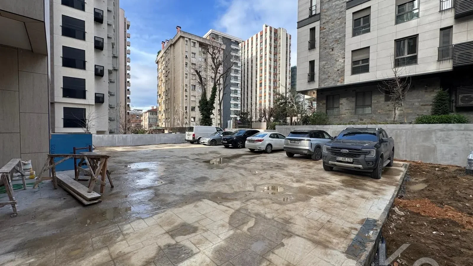 Laci̇vertcadde Tek Yetki̇li̇ Kalamiş Ebeveynli̇ Balkonlu 105m² Net3+1