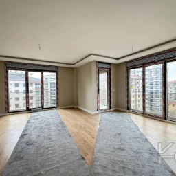 Laci̇vert Cadde Suadi̇ye'de Ebeveynli̇ Balkonlu 90m² Net 2+1