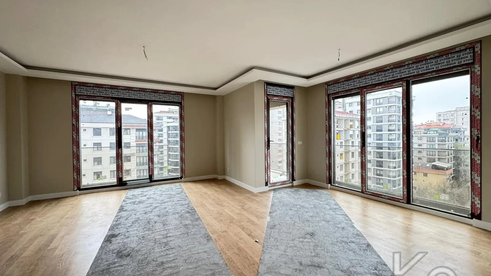 Laci̇vert Cadde Suadi̇ye'de Ebeveynli̇ Balkonlu 90m² Net 2+1