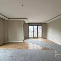 Laci̇vert Cadde Suadi̇ye'de Ebeveynli̇ Balkonlu 90m² Net 2+1