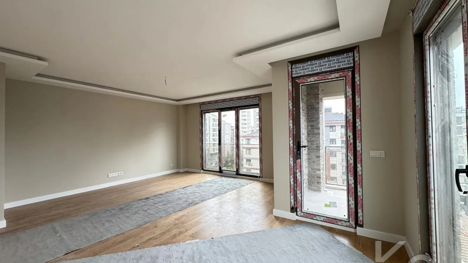 Laci̇vert Cadde Suadi̇ye'de Ebeveynli̇ Balkonlu 90m² Net 2+1