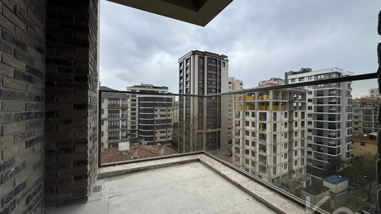Laci̇vert Cadde Suadi̇ye'de Ebeveynli̇ Balkonlu 90m² Net 2+1