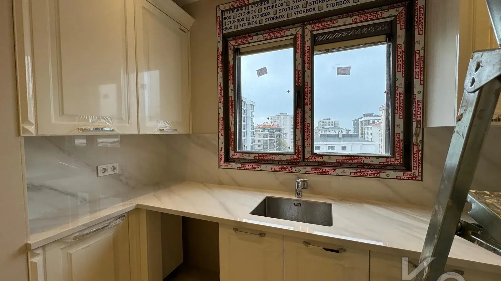 Laci̇vert Cadde Suadi̇ye'de Ebeveynli̇ Balkonlu 90m² Net 2+1