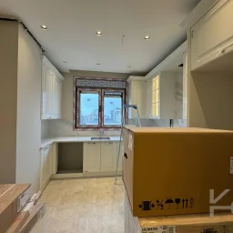 Laci̇vert Cadde Suadi̇ye'de Ebeveynli̇ Balkonlu 90m² Net 2+1