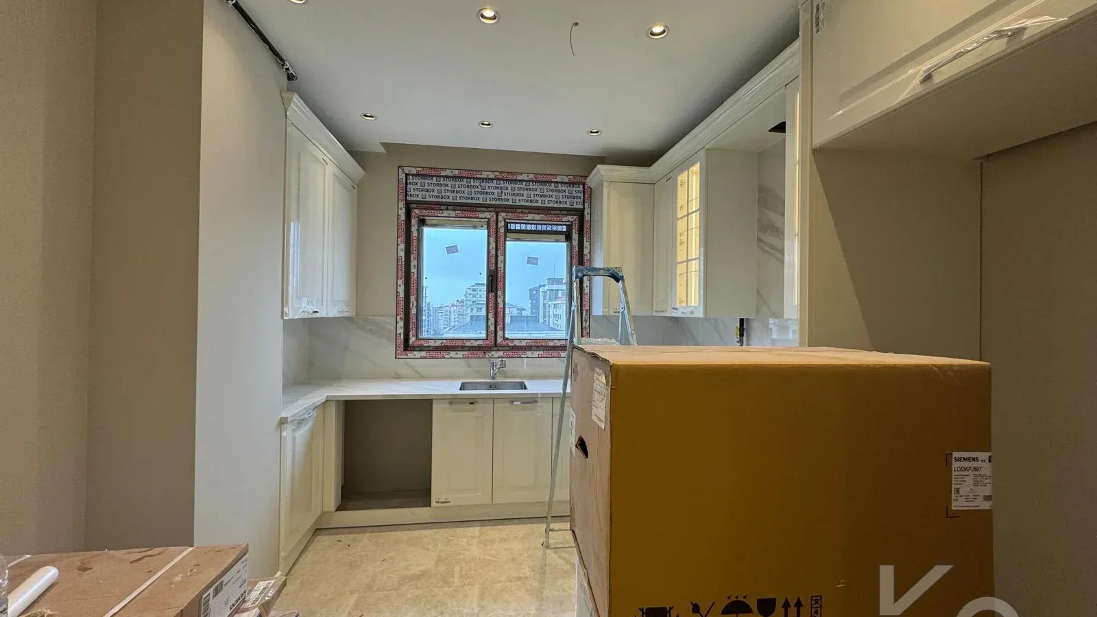 Laci̇vert Cadde Suadi̇ye'de Ebeveynli̇ Balkonlu 90m² Net 2+1