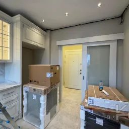 Laci̇vert Cadde Suadi̇ye'de Ebeveynli̇ Balkonlu 90m² Net 2+1