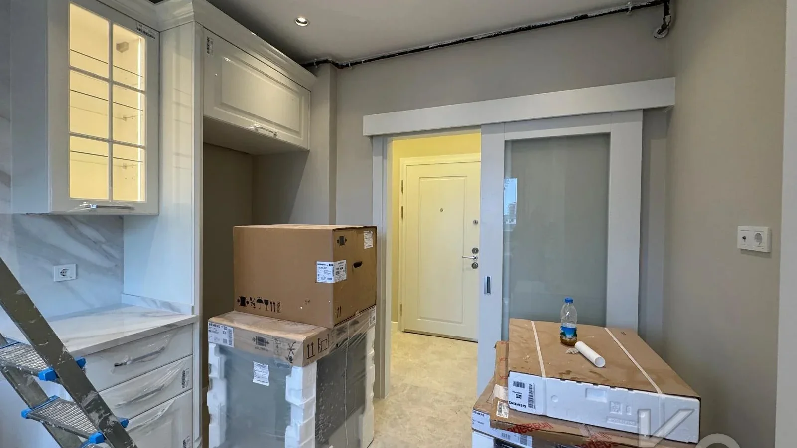 Laci̇vert Cadde Suadi̇ye'de Ebeveynli̇ Balkonlu 90m² Net 2+1