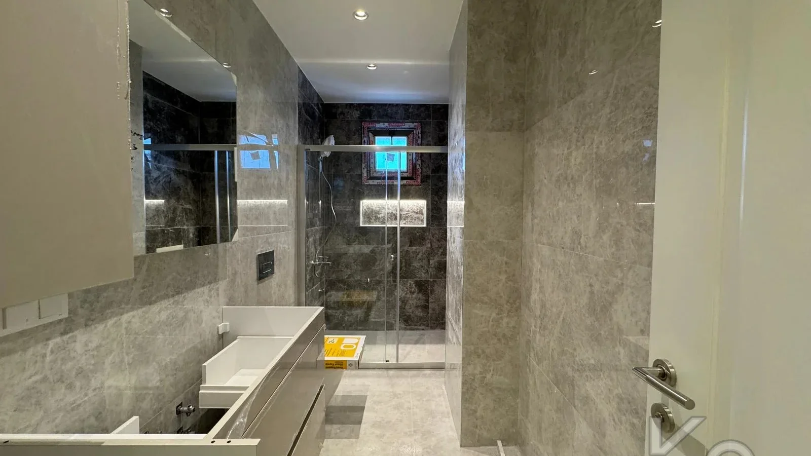 Laci̇vert Cadde Suadi̇ye'de Ebeveynli̇ Balkonlu 90m² Net 2+1