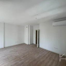 Laci̇vert Cadde Göztepe Özgürlük Parkina Yakin 2026 Yapimi Ebeveynli̇ Balkonlu 82m² Net 3+1