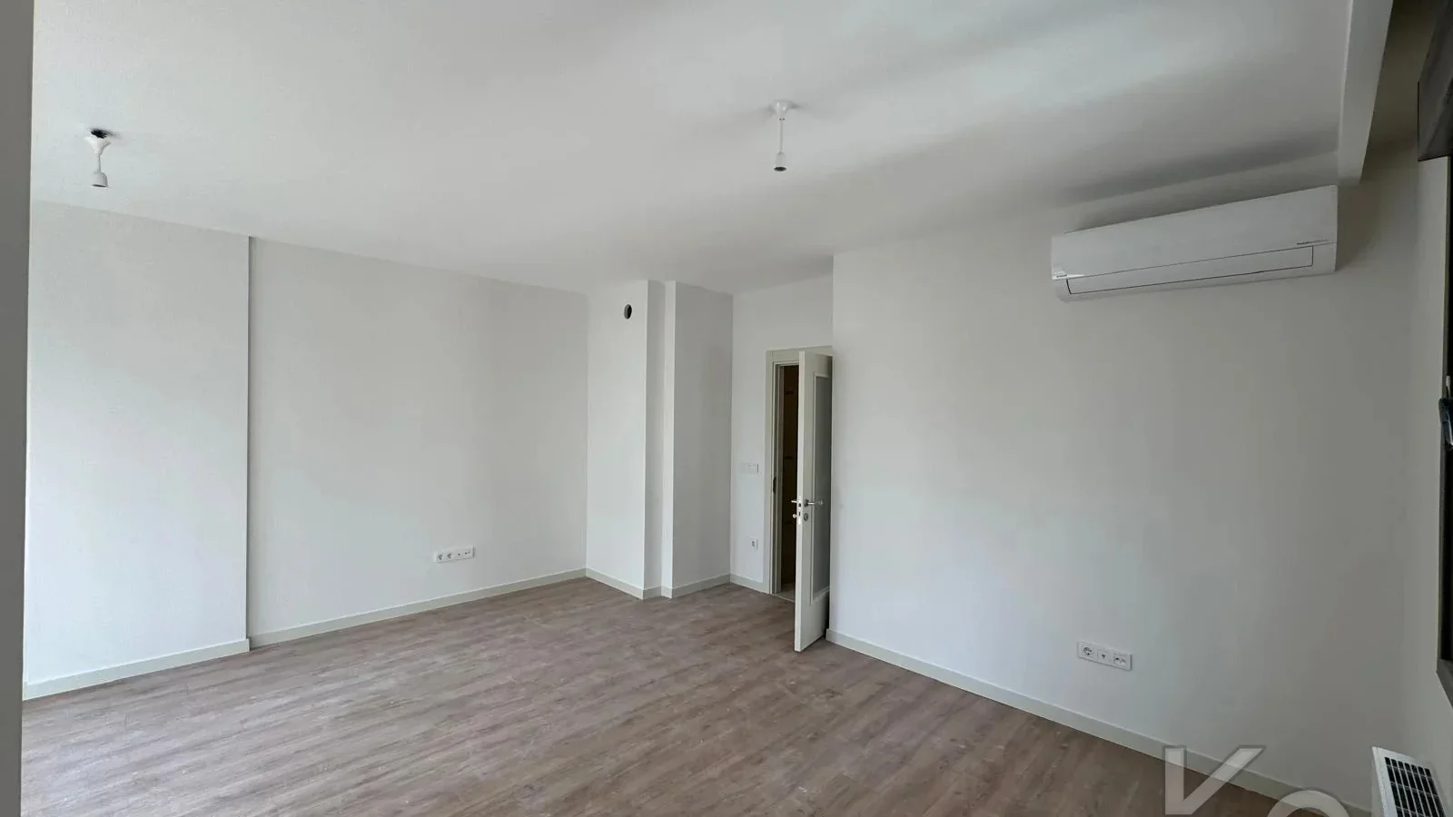 Laci̇vert Cadde Göztepe Özgürlük Parkina Yakin 2026 Yapimi Ebeveynli̇ Balkonlu 82m² Net 3+1