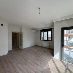 Laci̇vert Cadde Göztepe Özgürlük Parkina Yakin 2026 Yapimi Ebeveynli̇ Balkonlu 82m² Net 3+1