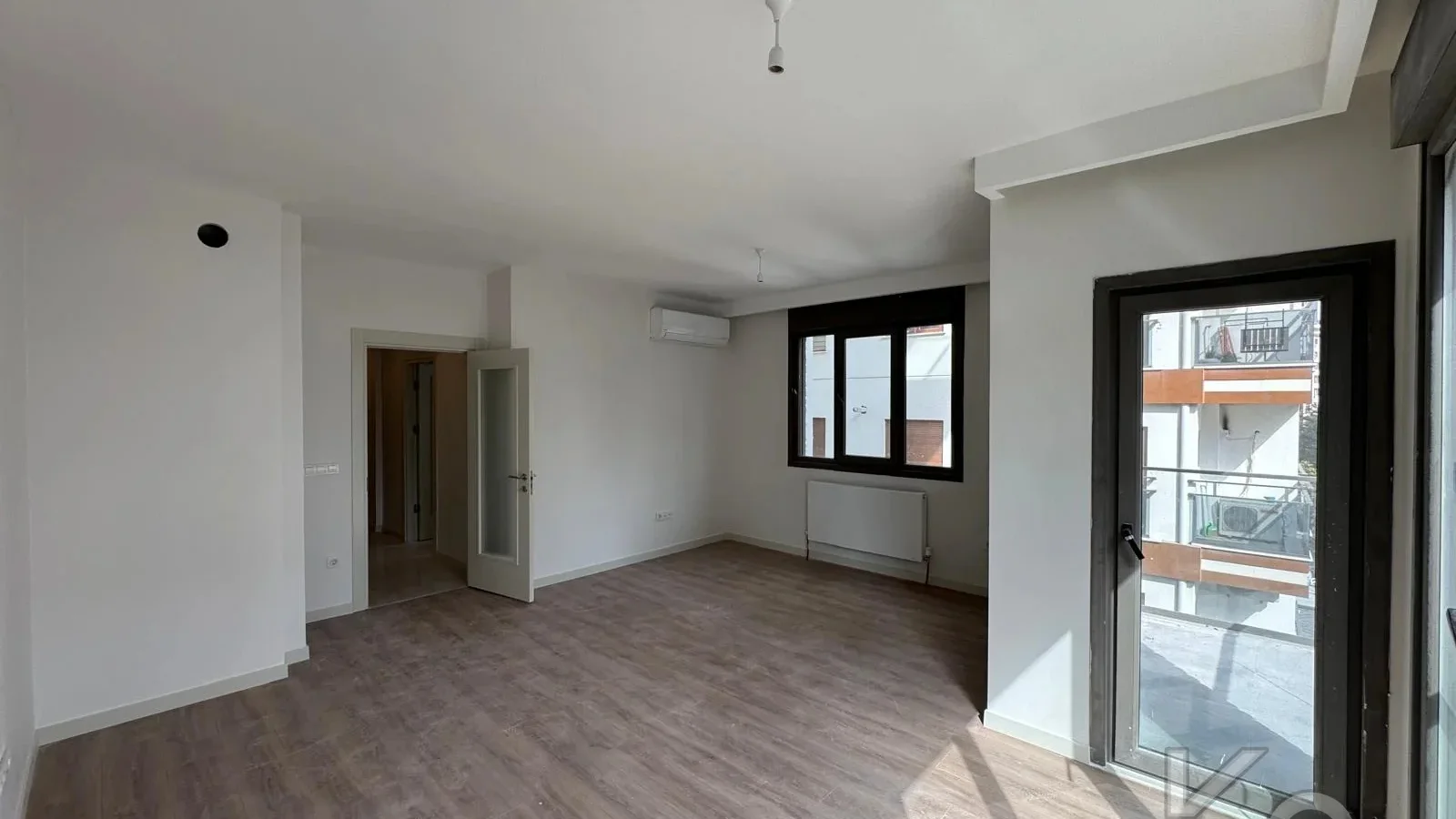 Laci̇vert Cadde Göztepe Özgürlük Parkina Yakin 2026 Yapimi Ebeveynli̇ Balkonlu 82m² Net 3+1